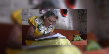 Una mujer de 90 años cumple su sueño de aprender a leer y escribir con la ayuda de un maestro