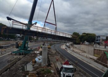 Cierre total de la autopista Dellepiane por 24 horas para instalar una nueva pasarela peatonal