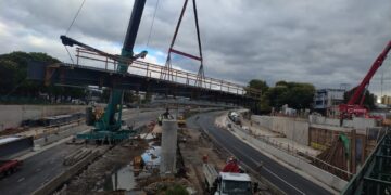 Cierre total de la autopista Dellepiane por 24 horas para instalar una nueva pasarela peatonal