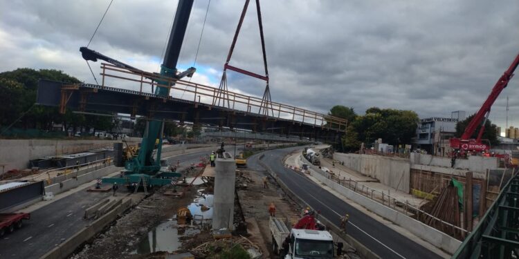 Cierre total de la autopista Dellepiane por 24 horas para instalar una nueva pasarela peatonal