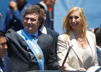 Javier Milei y su equipo, EN VIVO: “El dólar podría alcanzar los $1.800 en los próximos meses”, advirtió el vocero Adrián Ravier criticando a Mauricio Macri