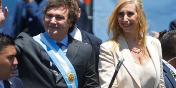 Javier Milei y su equipo, EN VIVO: “El dólar podría alcanzar los $1.800 en los próximos meses”, advirtió el vocero Adrián Ravier criticando a Mauricio Macri