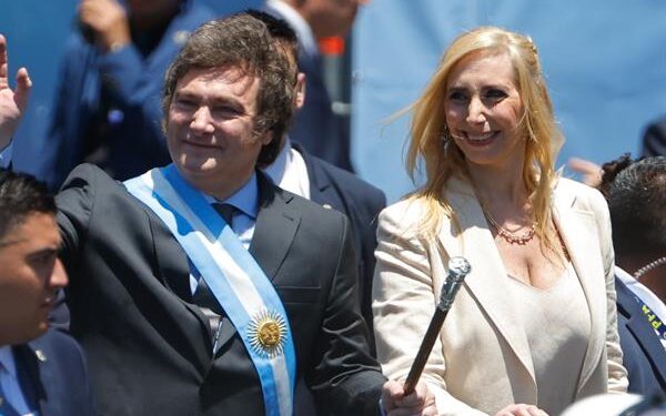 Javier Milei y su equipo, EN VIVO: “El dólar podría alcanzar los $1.800 en los próximos meses”, advirtió el vocero Adrián Ravier criticando a Mauricio Macri