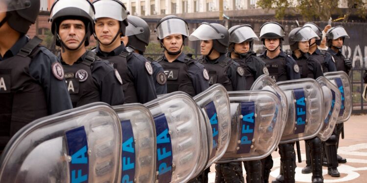 Actualización de protocolos de seguridad ante amenazas en escuelas por redes sociales