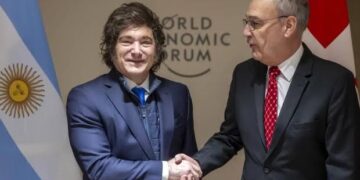 Milei aborda la situación económica y minimiza los resultados de encuestas: “No somos Suiza, pero estamos mejor”
