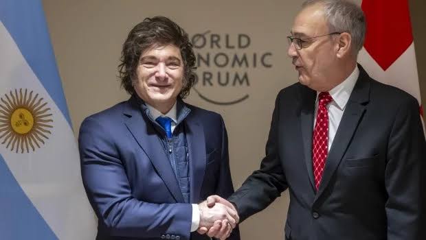 Milei aborda la situación económica y minimiza los resultados de encuestas: “No somos Suiza, pero estamos mejor”