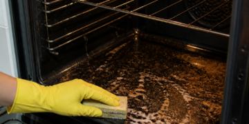 Alternativas efectivas para eliminar la grasa del horno y las asaderas