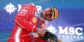 Las emotivas lágrimas de Lewis Hamilton tras su primera victoria con Ferrari: “Me ayudaron a cumplir mi sueño”