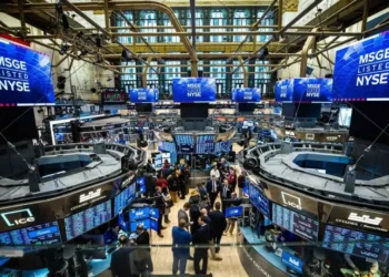 Wall Street experimenta alzas tras un reporte de inflación en Estados Unidos y disminuye el riesgo país