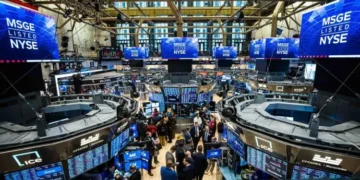 Wall Street experimenta alzas tras un reporte de inflación en Estados Unidos y disminuye el riesgo país