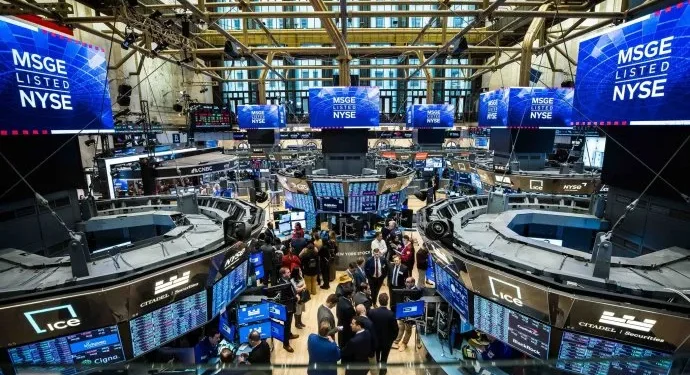 Wall Street experimenta alzas tras un reporte de inflación en Estados Unidos y disminuye el riesgo país