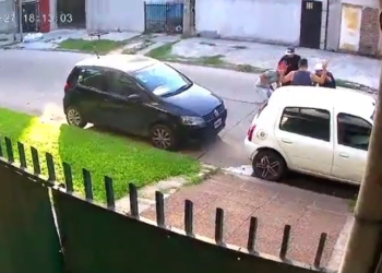 Isidro Casanova: grabaron el robo de un auto y los movimientos de los delincuentes