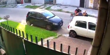 Isidro Casanova: grabaron el robo de un auto y los movimientos de los delincuentes
