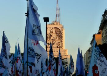 Caputo invoca la justicia social en la defensa de nuevos créditos hipotecarios