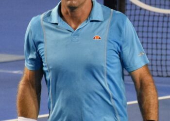 Una leyenda del tenis australiano se comprometió a los 61 años con una cantante: “Encontré a mi alma gemela”