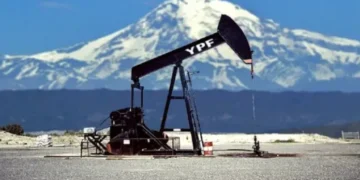 YPF forma alianza con un gigante energético italiano para explorar el mar de Uruguay