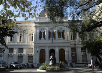 Desesperada búsqueda de un estudiante de 21 años que desapareció tras ir a entregar un trabajo en La Plata