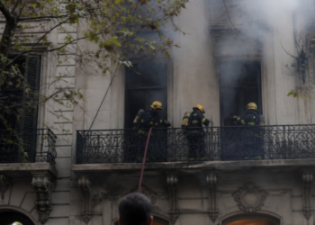 Incendio en un edificio de Recoleta provoca asistencia de cinco personas