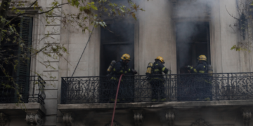 Incendio en un edificio de Recoleta provoca asistencia de cinco personas