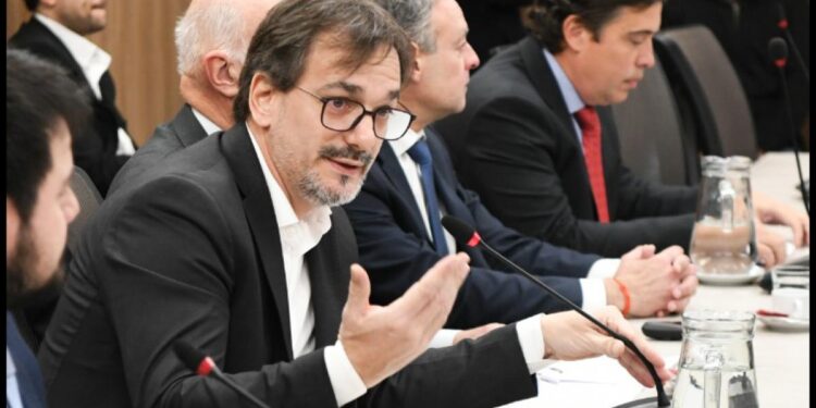 Galmarini sostiene que el cambio de Milei sobre Malvinas responde a una estrategia electoral