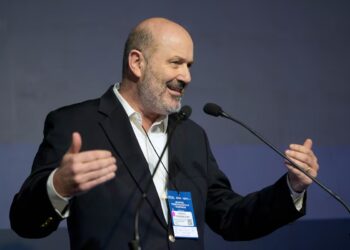 Sturzenegger respondió a la UIA: ‘Es indispensable reducir el gasto público para fomentar el consumo y el crédito’