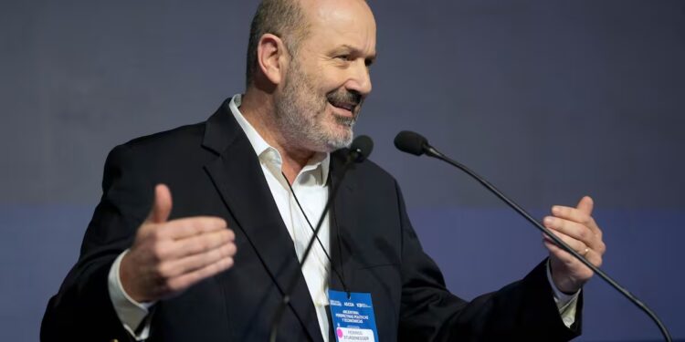 Sturzenegger respondió a la UIA: ‘Es indispensable reducir el gasto público para fomentar el consumo y el crédito’