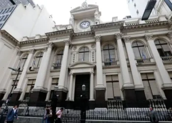 La elevada oferta de dólares y la reducción de deuda empresarial impulsan la estabilidad cambiaria hasta fin de año