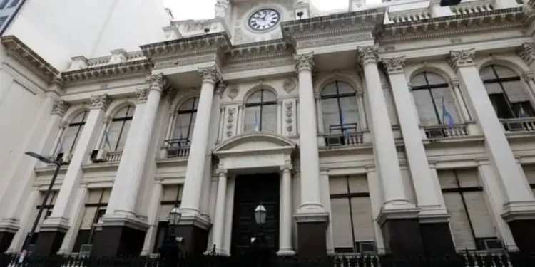 La elevada oferta de dólares y la reducción de deuda empresarial impulsan la estabilidad cambiaria hasta fin de año