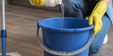 Uso de agua oxigenada en la limpieza de pisos: beneficios y precauciones