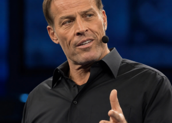 Tony Robbins, especialista en desarrollo personal: “El enfoque en uno mismo genera sufrimiento”
