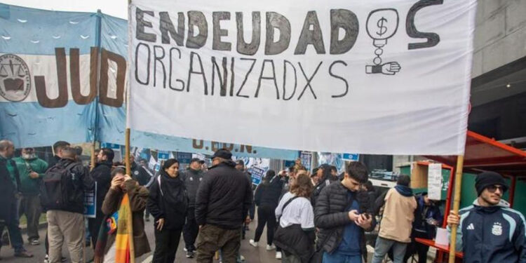 Aumento de la Morosidad: Un Cuarto de los Endeudados Utiliza Créditos para Salir de Otras Deudas
