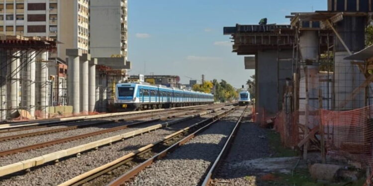 Colisión en el Tren Sarmiento: un automóvil impactó con una formación en Ramos Mejía