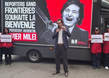 Protestas de argentinos en Francia durante la visita de Milei a París