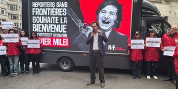 Protestas de argentinos en Francia durante la visita de Milei a París
