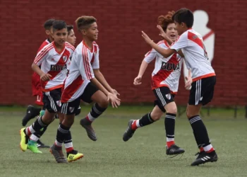 La promesa de River Plate que impresionó a Messi