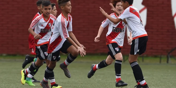 La promesa de River Plate que impresionó a Messi