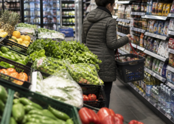 Los economistas prevén una inflación mensual cercana al 2% en el cierre del año, impulsada por alimentos y combustibles