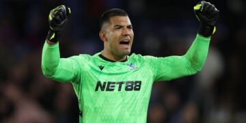 Walter Benítez brilla en la Premier League con una atajada crucial en la remontada del Crystal Palace
