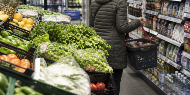 Los economistas prevén una inflación mensual cercana al 2% en el cierre del año, impulsada por alimentos y combustibles