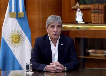Caputo presenta una perspectiva optimista en el FMI: “La gente está valorando los datos reales”