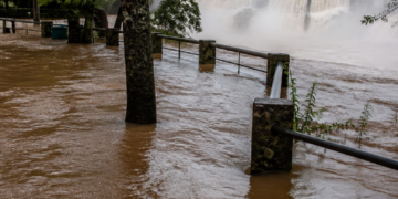 Alerta por crecidas en el Litoral: el río Iguazú supera en 25 metros su nivel habitual y cubre áreas turísticas