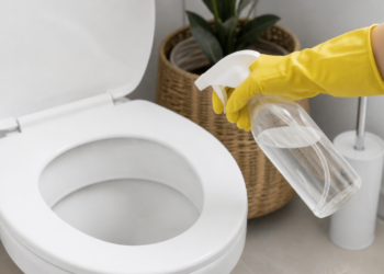 Recomendaciones de expertos en limpieza sobre el uso de vinagre en el baño