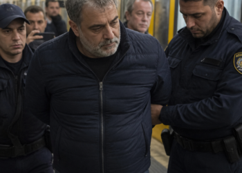 Detención del delegado Claudio Dellacarbonara durante una protesta en el subte
