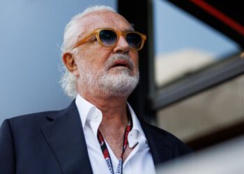 Flavio Briatore sorprende en conferencia y apoya a Franco Colapinto: “El pasado es el pasado”