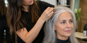 Los peluqueros aconsejan: ‘La transición a las canas debe ser gradual, no abrupta’